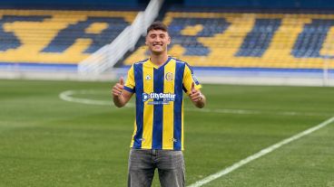 Véliz en el Gigante con su nueva camiseta ¿La usará este sábado?