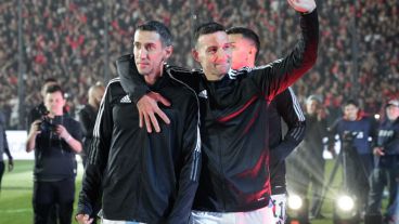 Di María estuvo en el Coloso el 24 de junio de 2023 en el partido homenaje a Maxi Rodríguez: en la foto, con Scaloni.
