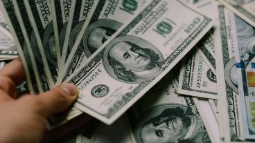 El dólar afloja por primera vez en siete jornadas.
