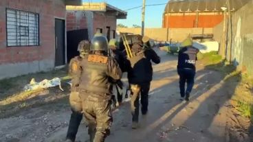Un jubilado recibió a los tiros a la policía durante un allanamiento en González Catán y lo mataron .