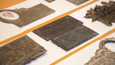 Las placas suelen ser encontradas en allanamientos e inspecciones, donde aparecen desarmadas para la venta del bronce o el cobre..