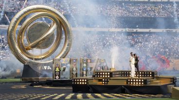 Robbie Williams, embajador musical de la FIFA, presentó su nuevo rol junto a Pausini.