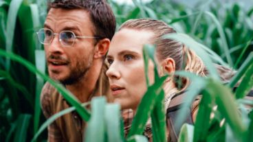 Scarlett Johansson y Jonathan Bailey protaginistan "Jurassic World: Renace"