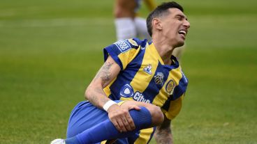 Dolor: Di María se toma la pierna derecha después del duro pisotón de Poggi en Arroyito.