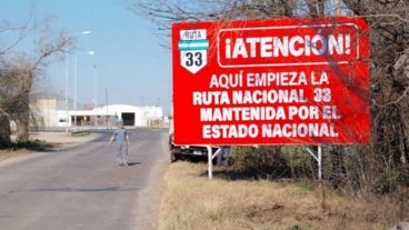 Carteles rojos y letras blancas para denunciar el "olvido" nacional.