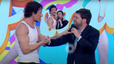 El actor Nico Vázquez junto a Guido Kaczka, conductor de "Buenas noches, familia".