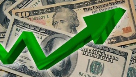 El gobierno interviene fuerte en el mercado para frenar la suba del dólar.