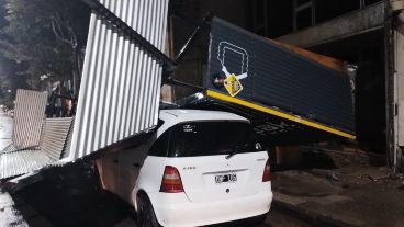 La estructura metálica se desprendió y cayó sobre un coche.