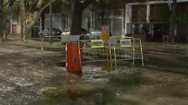 Tras el choque, el vallado quedó nuevamente colocado.