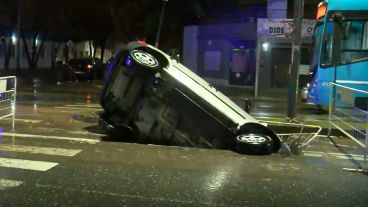 Conductor no llegó a esquivar un corralito de Aguas Santafesinas y su vehículo terminó dentro de un pozo.