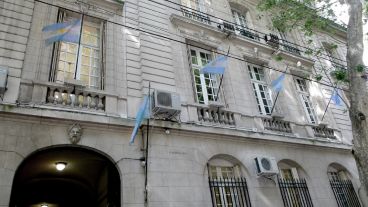 El Gobierno confirmó 60 despidos en la Procuración del Tesoro mientras sospecha filtración de información sobre YPF.