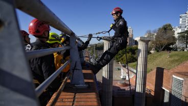 Integrantes del grupo especial de Rescate Zapadores (Gerz) llevaron adelante ejercicios diversos de entrenamiento en la explanada del espacio público de cara al río.