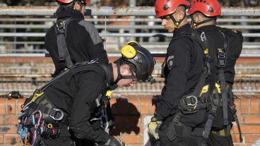 Integrantes del grupo especial de Rescate Zapadores (Gerz) llevaron adelante ejercicios diversos de entrenamiento en la explanada del espacio público de cara al río.