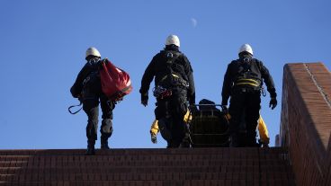 Integrantes del grupo especial de Rescate Zapadores (Gerz) llevaron adelante ejercicios diversos de entrenamiento en la explanada del espacio público de cara al río.