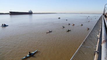 Ni solo hidrovía, ni autopista líquida, piden pensar al río como un "sujeto de derecho" a cuidar.