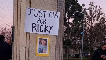 La localidad de Hughes, conmovida por la muerte del joven Heck.