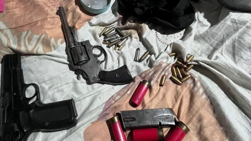 Las armas secuestradas en el operativo.