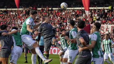 Cuesta despeja como puede en la primera de peligro, que fue para el Taladro.