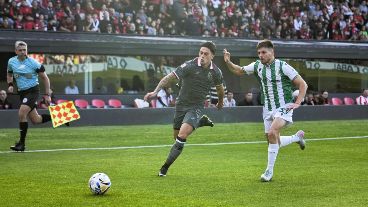 Montero se proyecta por derecha en una jugada que no tendrá peligro.