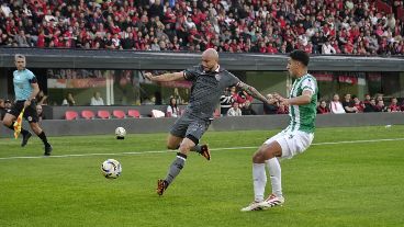 Charli González, titular a pesar de la reciente muerte de su padre en Paraguay.