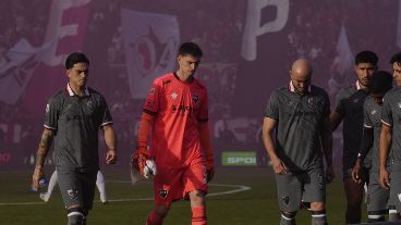 Caras largas en la primera caída rojinegra en el campeonato.