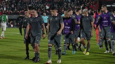 Caras largas en la primera caída rojinegra en el campeonato.