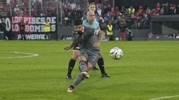 Banega buscó un palo pero el desvío mandó la pelota al otro, y gol.