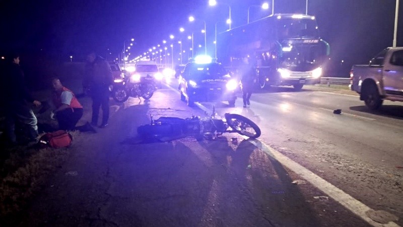 Dos motos chocaron y sus conductores resultaron gravemente heridos.