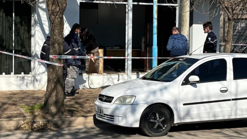 Así quedó el frente de la oficina de la EPE tras el ataque.