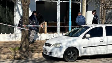 Así quedó el frente de la oficina de la EPE tras el ataque.