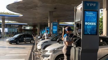 El descuento rige desde la medianoche y hasta las seis de la mañana, abonando con la aplicación.