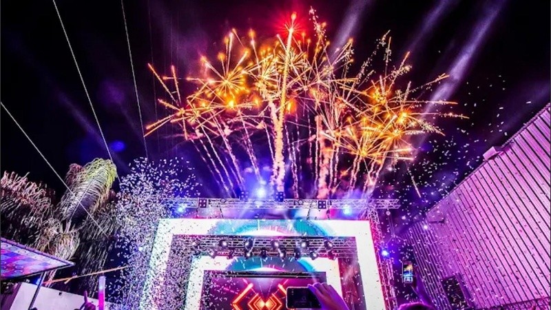 En los clips se puede ver cómo se atacaron con golpes de puño, agarrones de pelo, patadas y empujones.