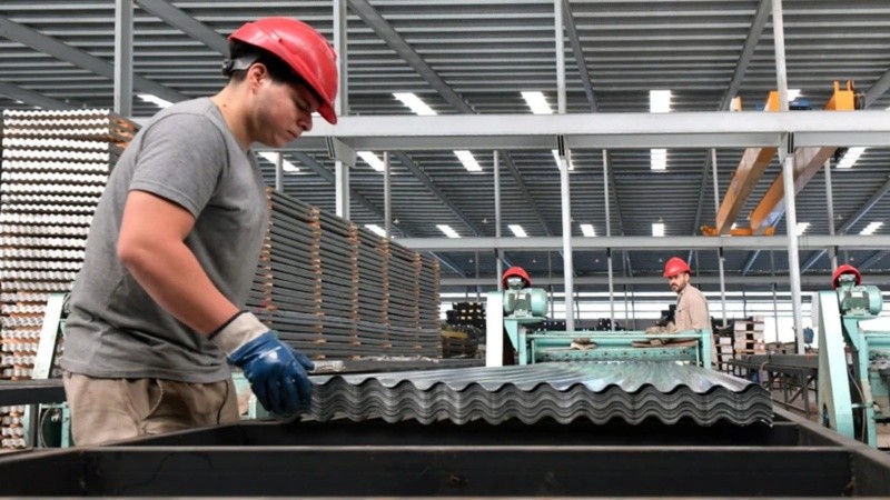 La mayor caída interanual de mayo se registró en los servicios de electricidad, gas y agua.