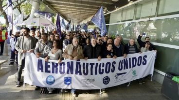 Gremios aeronáuticos realizaron una asamblea y advirtieron por una eventual "catástrofe aérea".