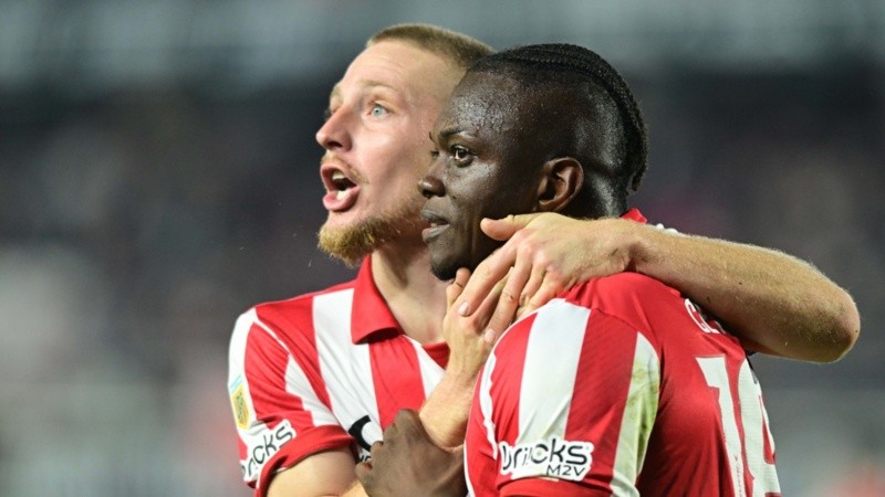 Ascacibar celebra con Cetré, autor del empate transitorio.