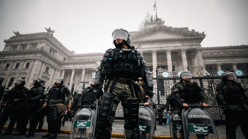 Agentes de Gendarmería Nacional frente al Congreso de la Nación.