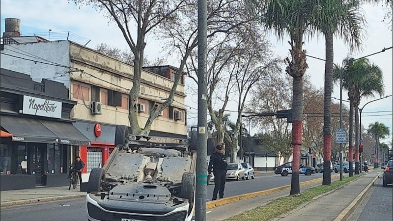 Los ocupantes del coche volcado fueron asistidos para poder salir del mismo.