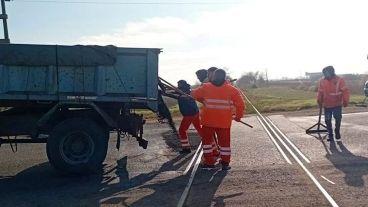 Trabajadores de Vialidad Provincial reparan provisoriamente rutas de la región.