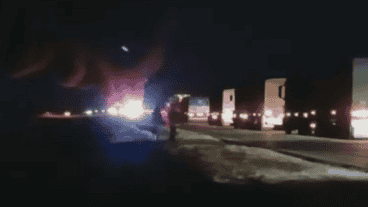 Si bien el tránsito no fue cortado, se formaron largas colas de autos y camiones en ese sector cerca del micro incendiado.