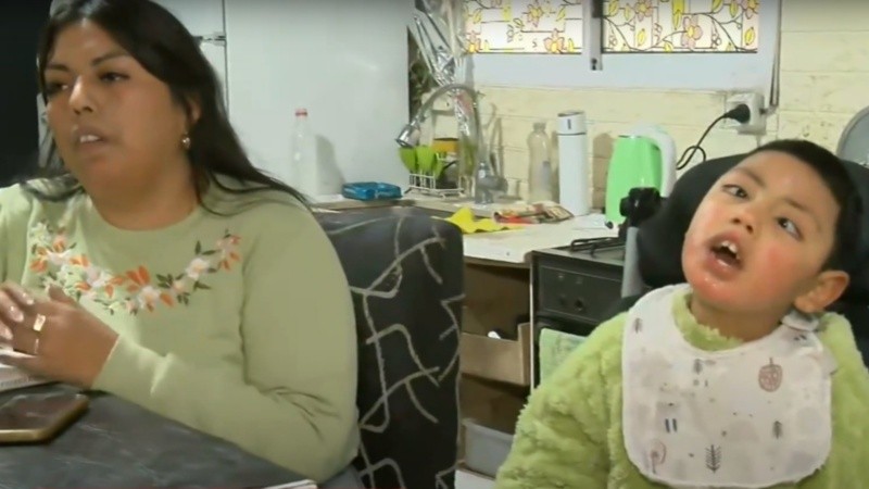 Giovanni y su mamá en Telenoche Rosario.