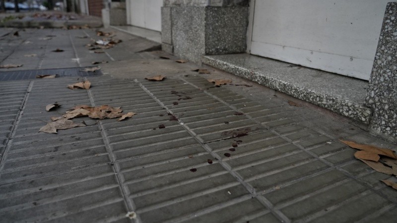 Gotas de sangre en la vereda.