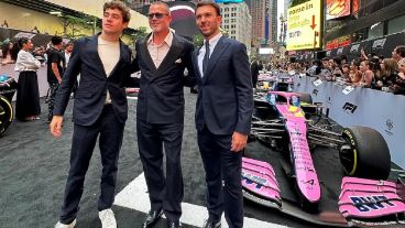 Franco Colapinto junto a Brad Pitt y a su compañero en Alpine Pierre Gasly.