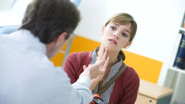 Su origen es desconocido y, si bien se han buscado mutaciones genéticas, hasta el momento no se ha encontrado ninguna.