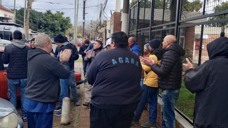 Los gasistas matriculados nucleados en Agara se manifestaron este miércoles frente a Litoral Gas.