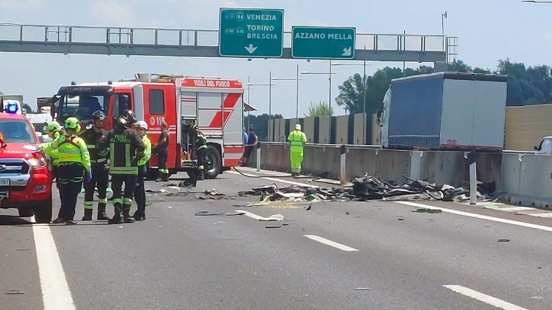 Un avión ligero se estrelló sobre una autopista en Italia y dejó un saldo de dos muertos.