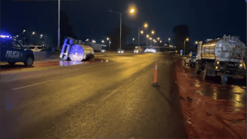 Así quedó la calzada teñida de rojo en el centro de la avenida Circunvalación producto del vuelco del acoplado que llevaba sangre.