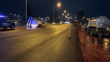 Así quedó la calzada teñida de rojo en el centro de la avenida Circunvalación producto del vuelco del acoplado que llevaba sangre.