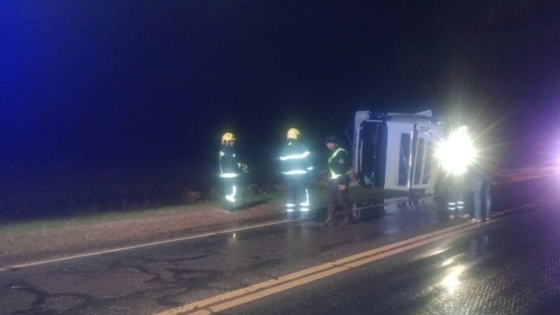 El camión volcado en la r34.