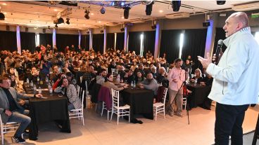 Omar Perotti  junto a dirigentes santafesinos, en el plenario realizado en la capital provincial.