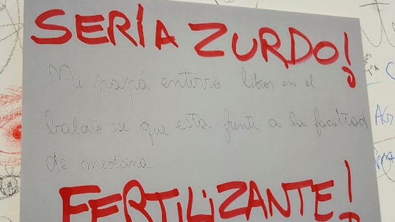 Uno de los mensajes en la muestra de la Biblioteca Argentina.